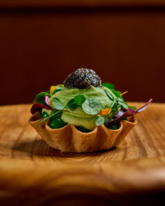 Tartelette fine de petit pois, échalote à l’encre de seiche, mousse légère de petit pois, caviar osciètre de la maison Monarq