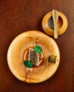 Rouget Barbet des côtes atlantiques, Jus des arêtes au vin rouge, Yuzu confit, crémeux Yuzu Kosho, Olive Taggiasche, Focaccia et Tapenade montée au Miel des Alpilles