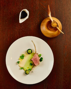 Agneau des Adrets, la côte rôtie au four, mini navet de la ferme de Cuendet glacé au jus d'agneau nappé d'ail des ours, crémeux d'ail frais, mousseline de fève