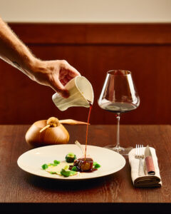 Agneau des Adrets, la côte rôtie au four, mini navet de la ferme de Cuendet glacé au jus d'agneau nappé d'ail des ours, crémeux d'ail frais, mousseline de fève