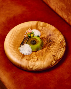 Jaune d’Œuf en Saumure de Soja, Petits Pois en Crémeux et en Voile, Asperge Blanche du Valais braisée, Caviar Osciètre