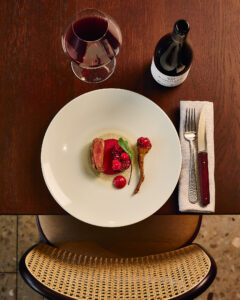 Pigeon Sélection Miéral, Betterave cuite dans son Jus, Condiment Framboise, Cuisse confite, Asperges des Bois, Jus des Carcasses déglacé au Vinaigre de Framboise, Oseille Rouge
